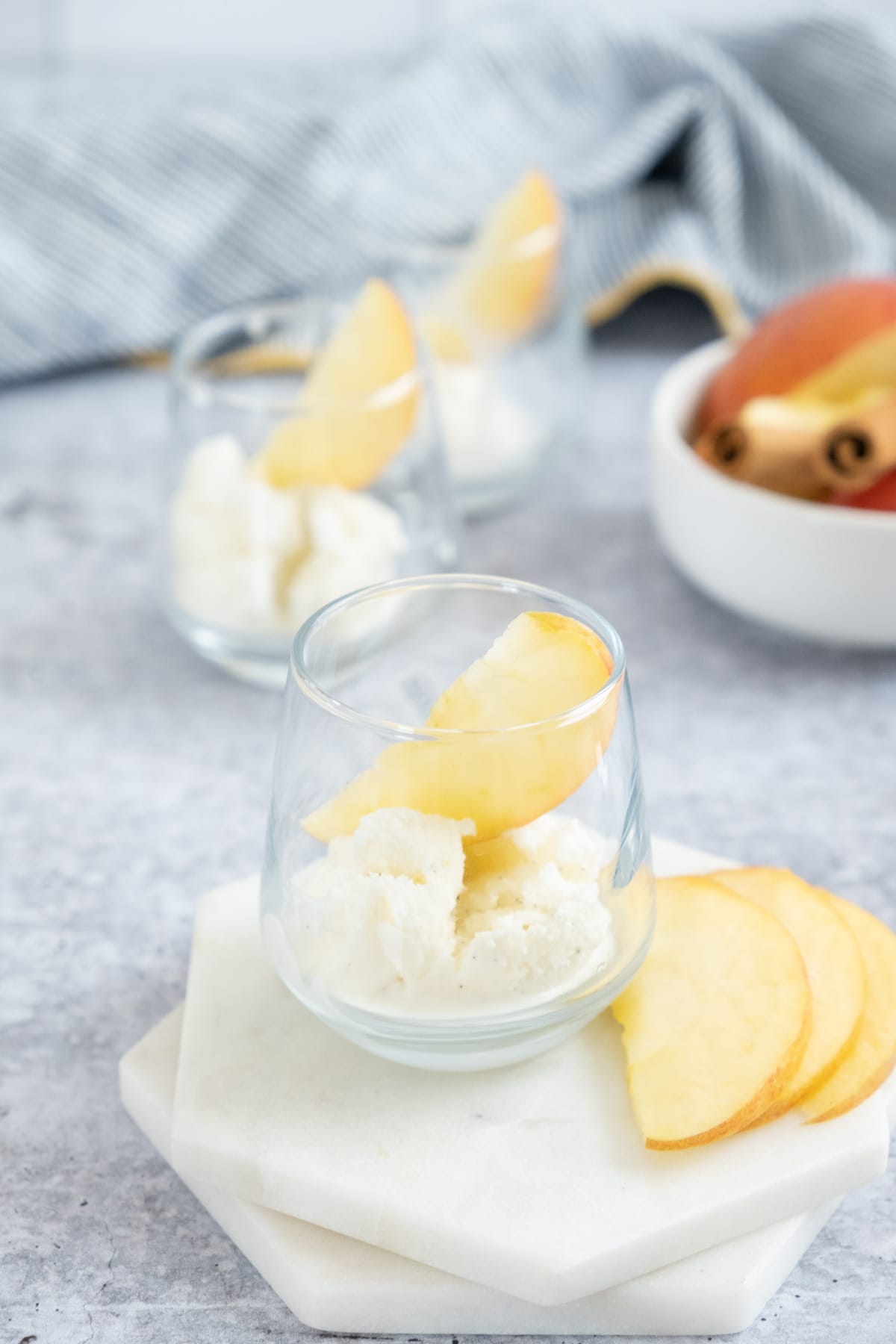 add ice cream and apple slice